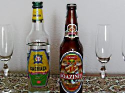 Rechts die Originalflasche aus Brasilien